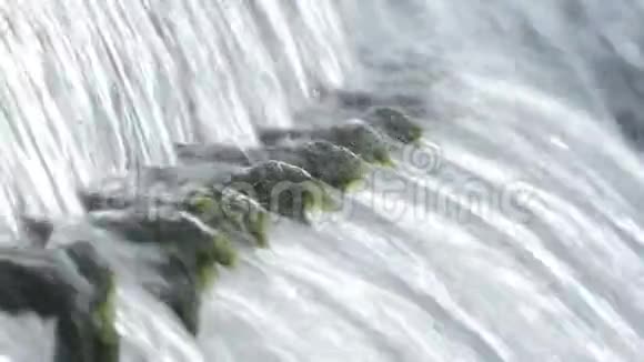 天然泉水排出天然水源的多管管道视频的预览图