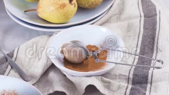 带梨和肉桂的美味蛋糕片视频的预览图