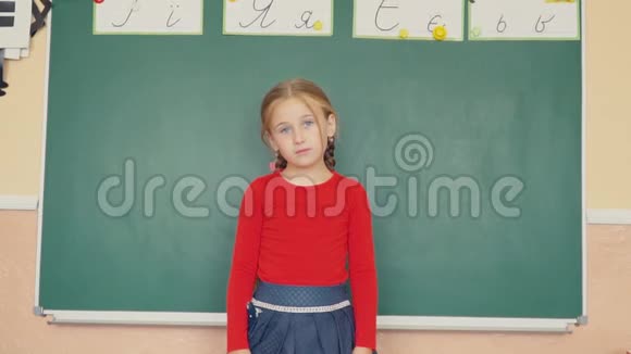 那个女孩站在黑板附近视频的预览图