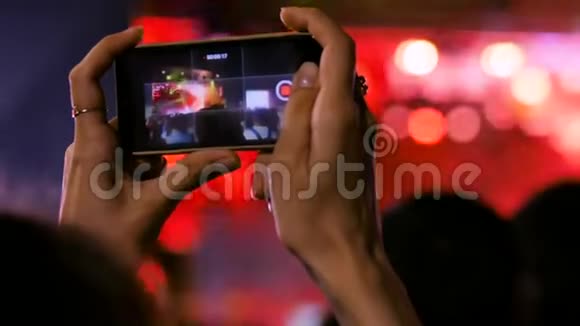 女子双手剪影录音视频现场音乐音乐会与智能手机视频的预览图