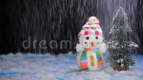 圣诞树雪人和雪地场景视频的预览图