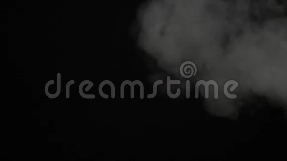 在黑色背景上吸烟视频的预览图