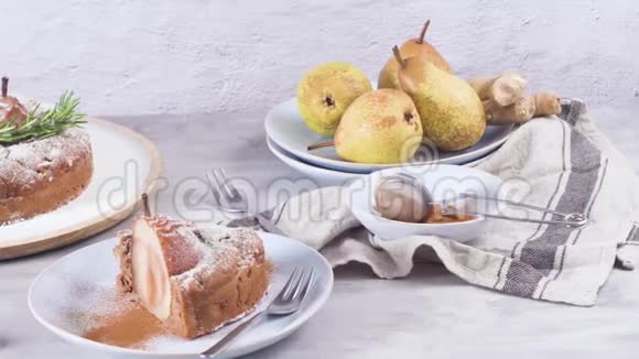 带梨和肉桂的美味蛋糕片视频的预览图
