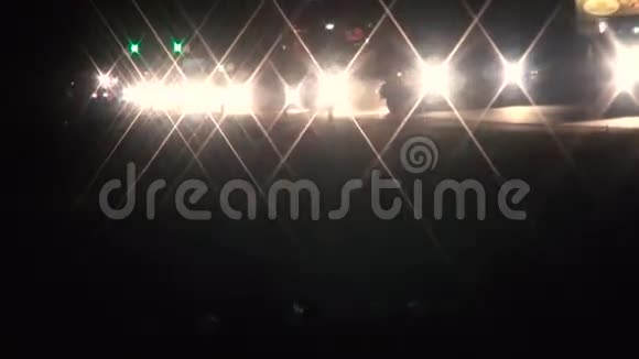 夜间城市交通中模糊的灯光视频的预览图
