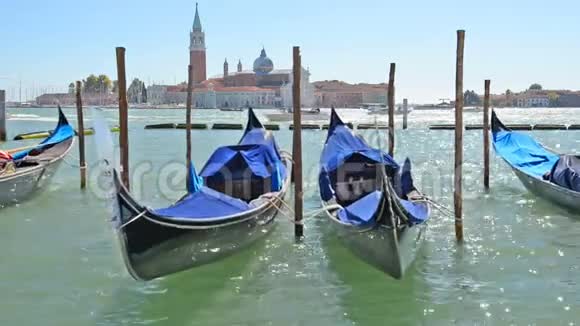 在威尼斯运河上的贡多拉视频的预览图