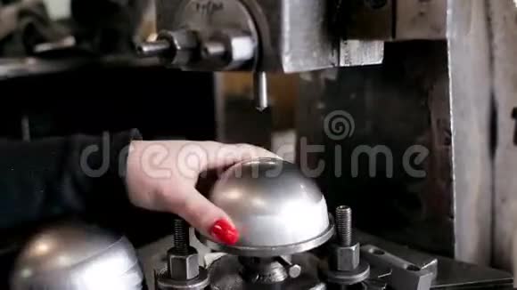 工作使机器上的钢铁细节视频的预览图