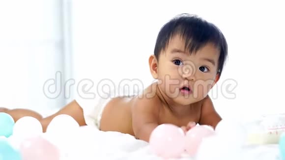 快乐宝宝在床上玩彩球视频的预览图