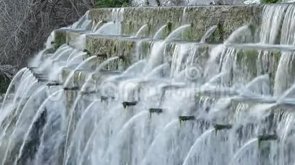 天然泉水有多根管道在河流诞生时排出水视频的预览图