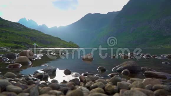 美丽的山湖视频的预览图