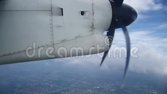 从空中客车双螺旋桨飞机飞往菲莱的曼谷城市空中景色视频的预览图
