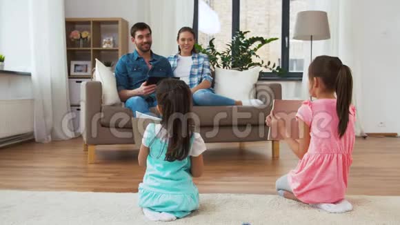 快乐的家庭在家里度过空闲时间视频的预览图