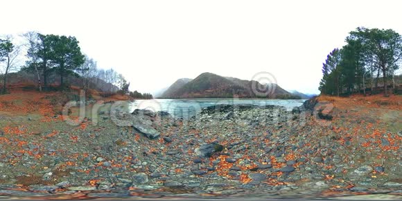 一个美丽的山河在深秋的虚拟现实在阴天国家公园草地河岸视频的预览图