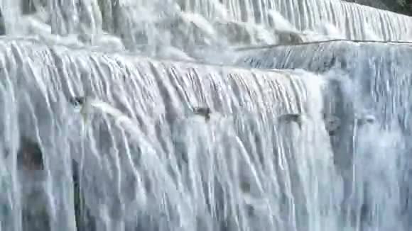 天然泉水中的多根管道在山上排出水视频的预览图