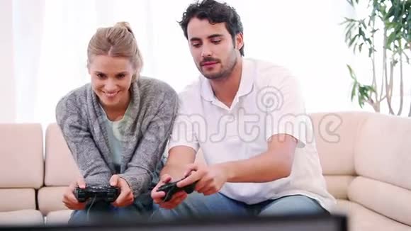 年轻夫妇玩电子游戏视频的预览图