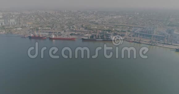 大型工业海港港口起重机海港视频的预览图
