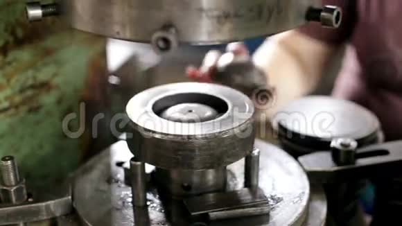 工作使机器上的钢铁细节视频的预览图
