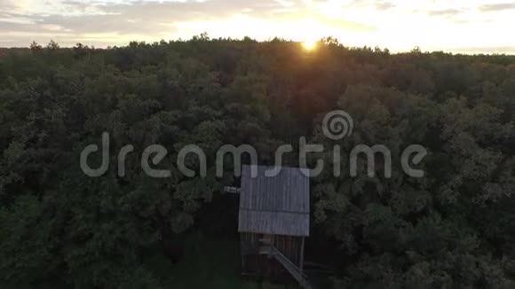 乌克兰皮罗戈沃村有古老的正宗房屋4k空中观景视频的预览图