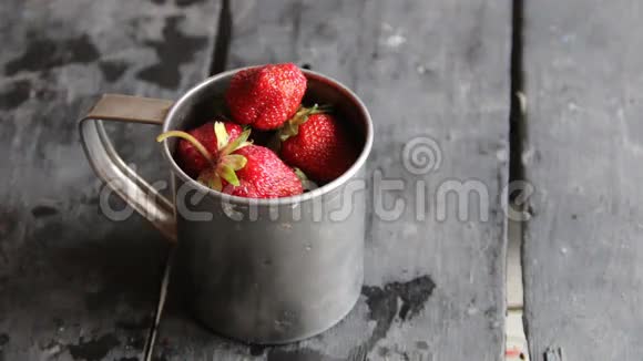 金属杯里的成熟甜草莓视频的预览图