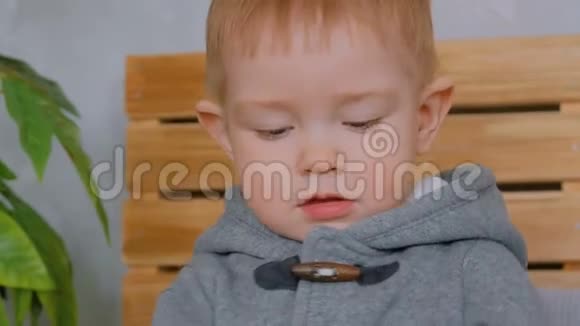 沉思的小男孩的肖像视频的预览图