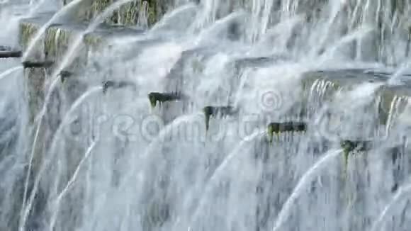 天然泉水中的多根管道在河流中排出水视频的预览图