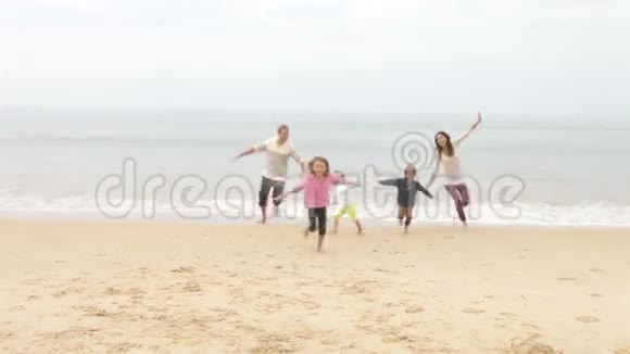 一家人一起在秋季海滩玩视频的预览图