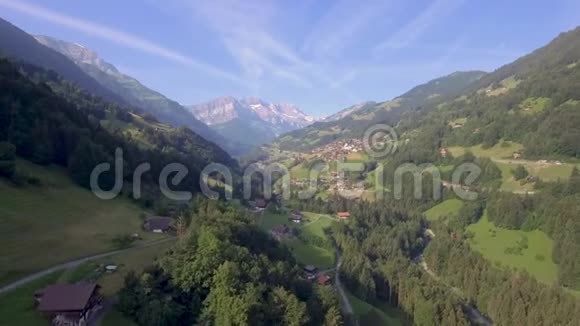 森林山高山山谷无人机瑞士视频的预览图