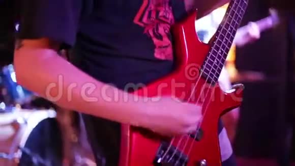 摇滚乐队的吉他手视频的预览图
