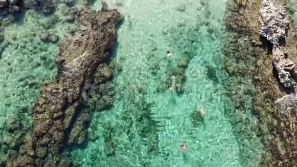 塞浦路斯普罗塔拉斯著名日出海滩的俯视图视频的预览图