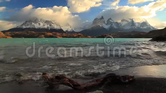 黎明时的佩赫湖智利托雷斯德尔潘恩视频的预览图