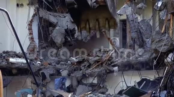 用推土机机械臂摧毁旧房子视频的预览图