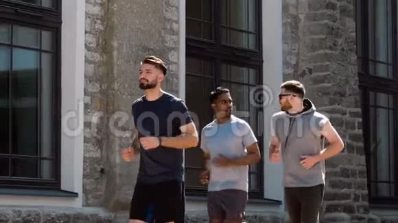 年轻人或男性朋友到户外跑步视频的预览图
