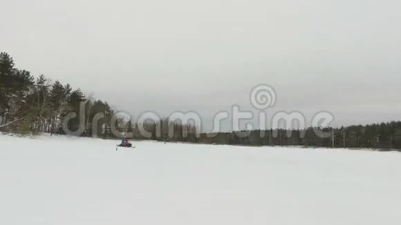 在雪地摩托上赛车视频的预览图