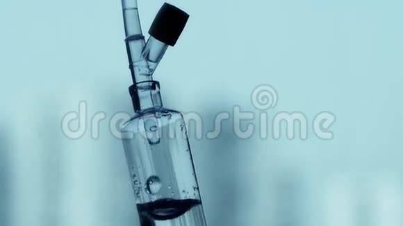 临床静脉滴注瓶的特写视频的预览图
