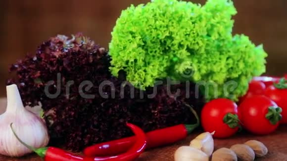 新鲜蔬菜和香料的组成视频的预览图