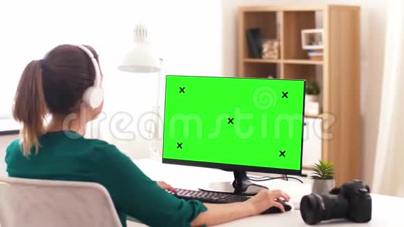 家里电脑上有绿色屏幕的女人视频的预览图