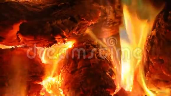 燃烧壁炉里燃着柴火视频的预览图