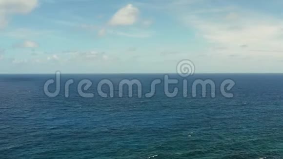 海景蔚蓝的大海云天鸟瞰视频的预览图