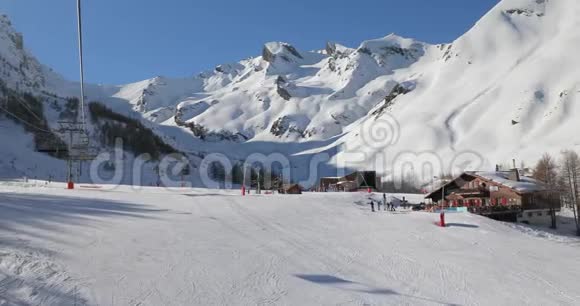 滑雪板提升山体景观视频的预览图