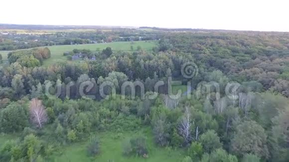 乌克兰皮罗戈沃村有古老的正宗房屋4k空中观景视频的预览图