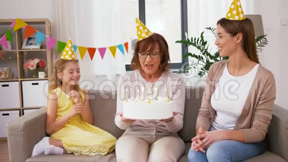 妈妈女儿奶奶带生日蛋糕视频的预览图