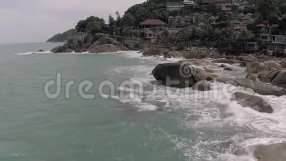 泰国海岸线海浪冲击岩石4K无人机飞行视频的预览图
