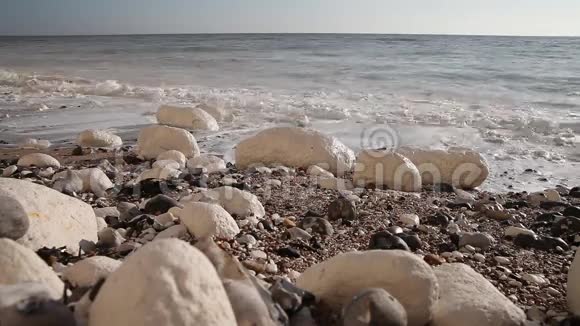 白色的波浪在白色的石头上视频的预览图