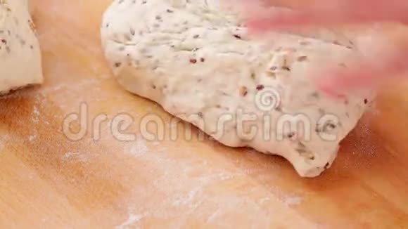 面包制作揉面团视频的预览图