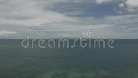 岛屿在海洋和波浪在巴图巴隆海滩巴厘岛4K无人机飞行视频的预览图