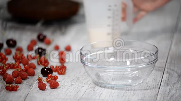 在玻璃碗里浇奶油视频的预览图