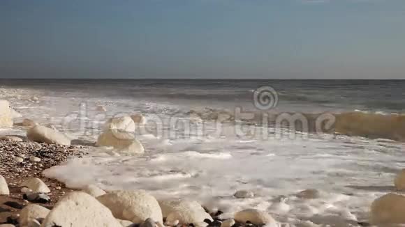 白色的波浪在白色的石头上视频的预览图