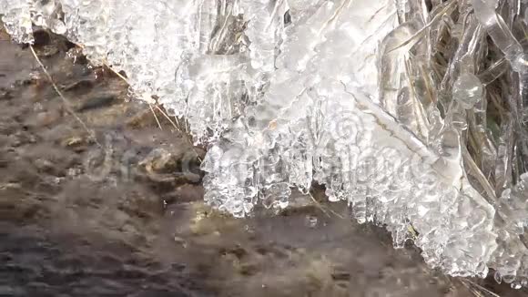 河冰的边缘视频的预览图