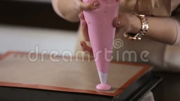 粉色通心粉的制作过程视频的预览图