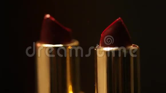 时尚的彩色唇膏在化妆视频的预览图