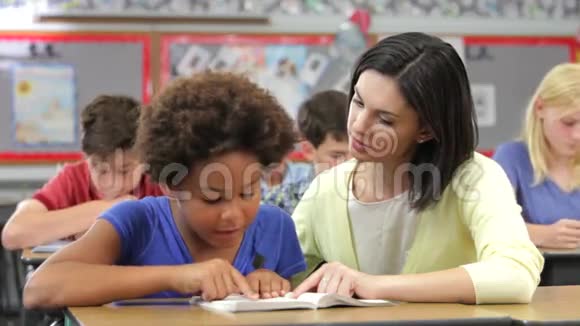 教师在课堂上与女生阅读视频的预览图